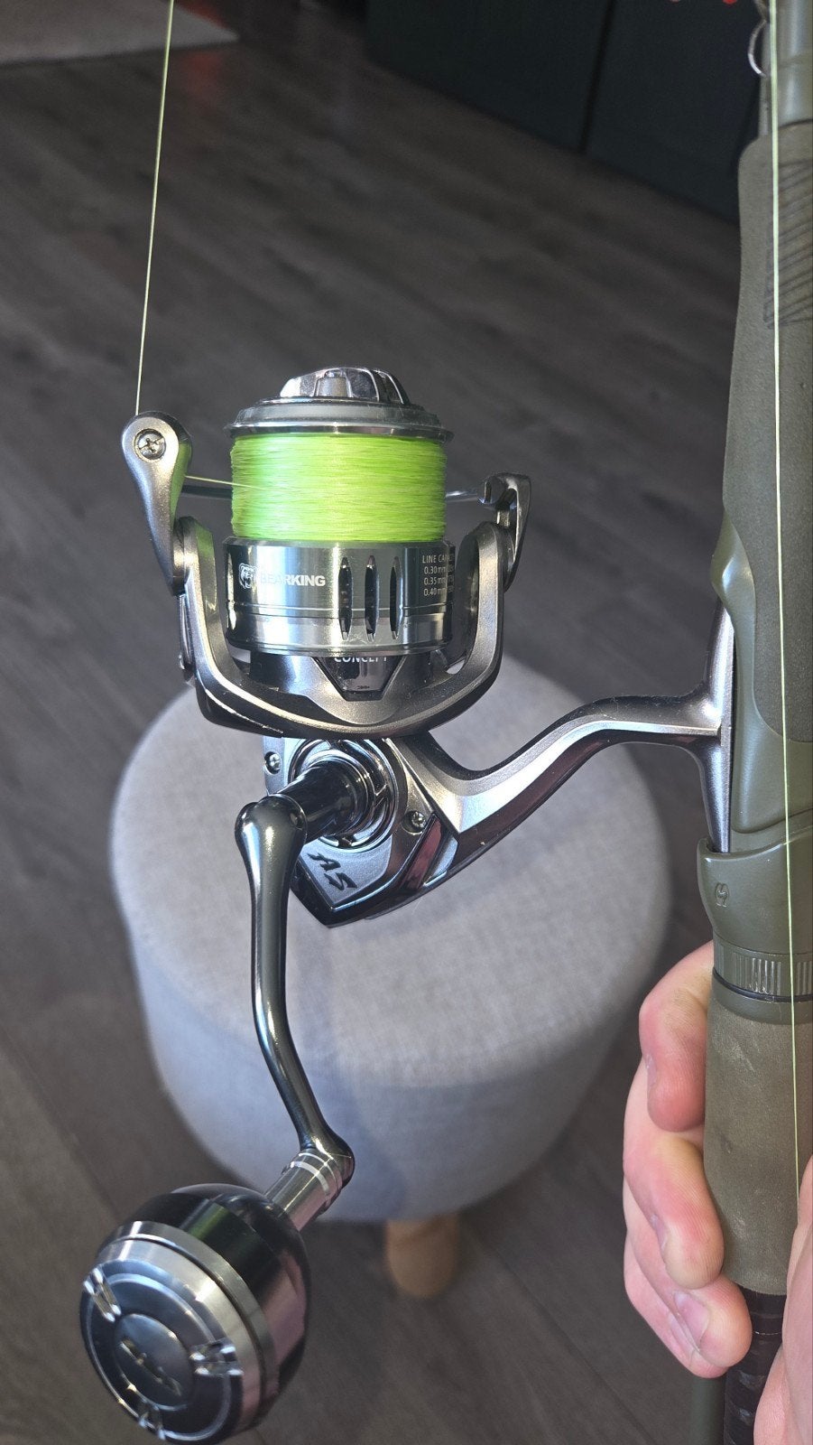 Vishengel met molen en felgroene vislijn, Watersport en Boten, Ophalen of Verzenden, Zo goed als nieuw, Complete hengel