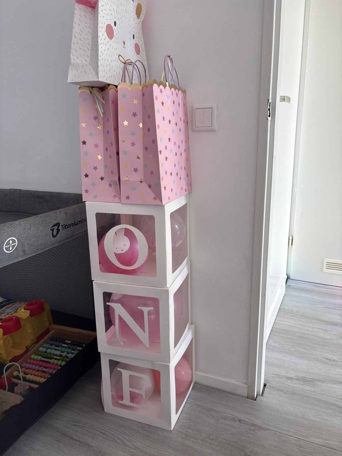 Decoratieboxen 'ONE' voor 1e verjaardag + 3 cadeautasjes, Hobby en Vrije tijd, Feestartikelen, Ophalen, Zo goed als nieuw, Versiering
