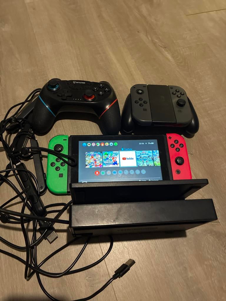 Nintendo Switch met extra controllers zonder games, Spelcomputers en Games, Spelcomputers | Nintendo Switch, Gebruikt, Switch 2019 Upgrade