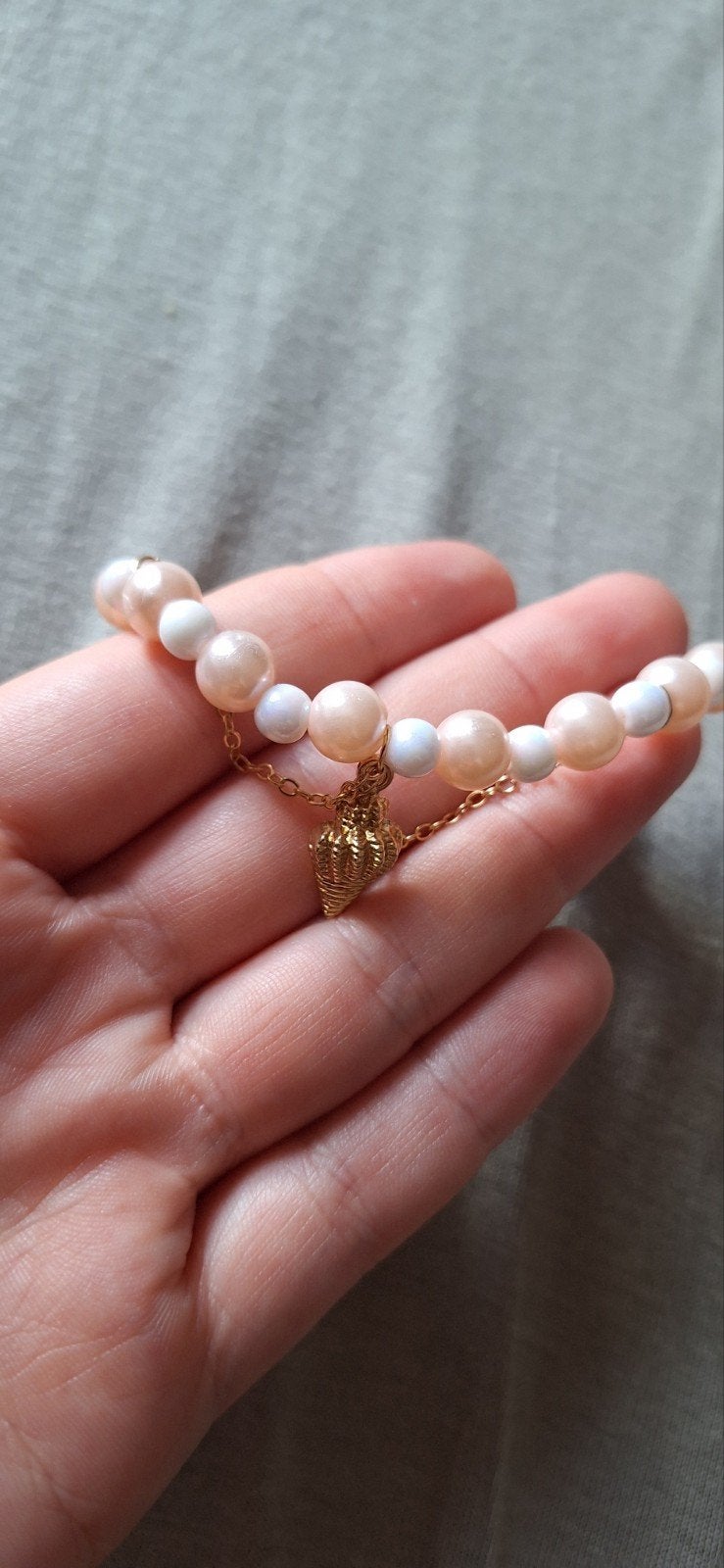 Armband met parels en bedel, Overige materialen, Ophalen of Verzenden, Zo goed als nieuw, Roze