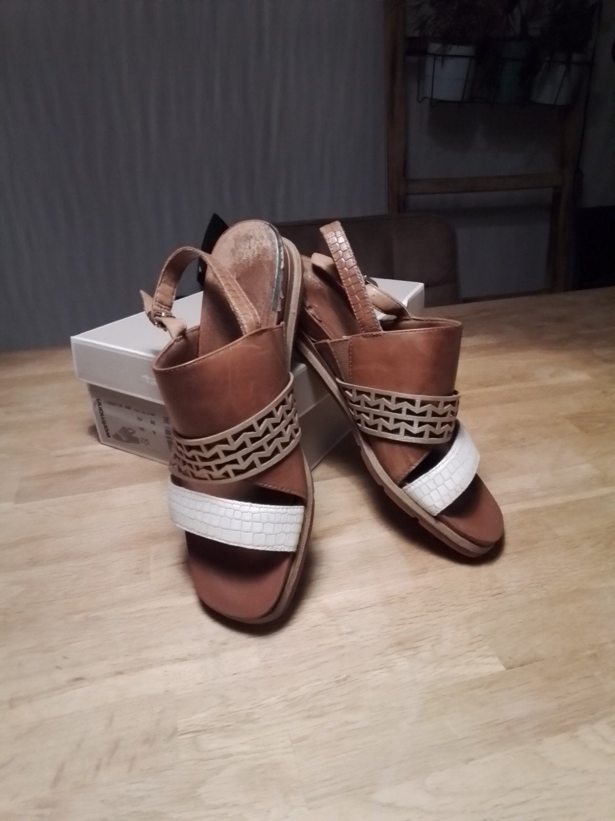 Vlotte Leren Zomerschoenen Sandalen maat 40 Tamaris, Ophalen of Verzenden, Zo goed als nieuw, Wit, Sandalen of Muiltjes