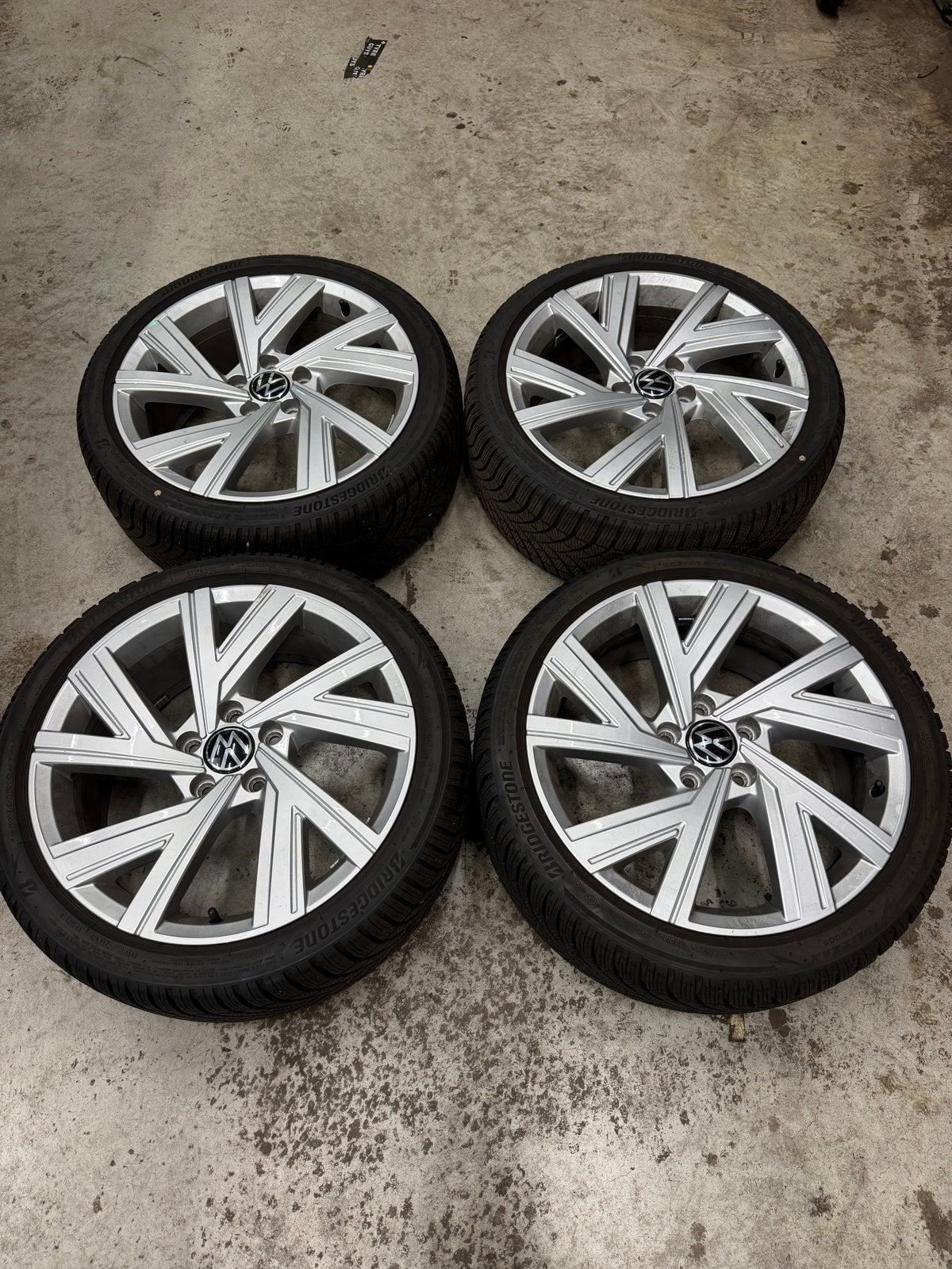 VW 18 inch 5x112 bergamo velgen met Bridgestone winterbanden, 18 inch, Gebruikt, Banden en Velgen, Personenwagen
