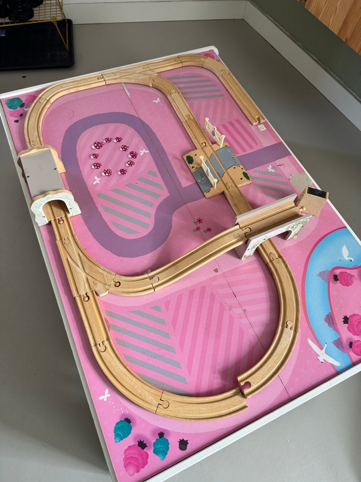 Houten treinbaan op speeltafel - roze thema, Hobby en Vrije tijd, Ophalen, Gebruikt, Overige typen