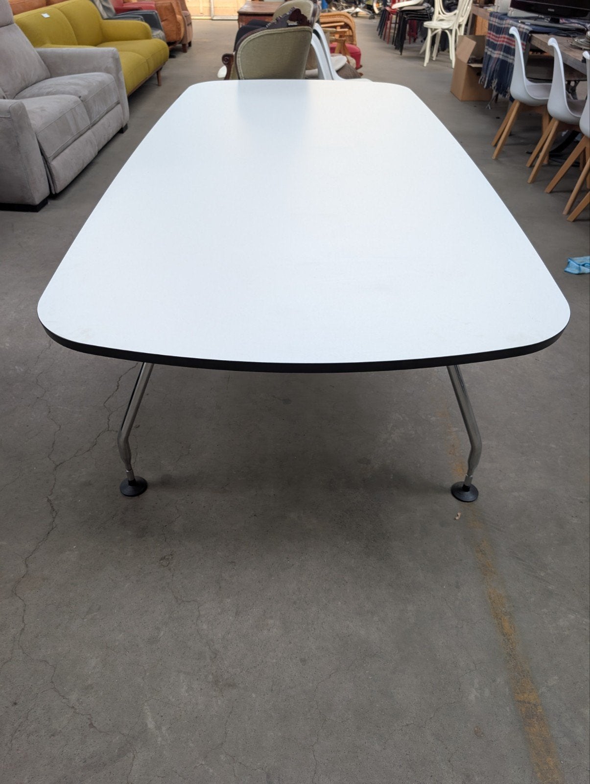 Vitra Adhoc Vergadertafel 2.6 m x 1.2m - Wit met Chromen Pot, Ophalen, 100 tot 150 cm, 200 cm of meer, Vijf personen of meer