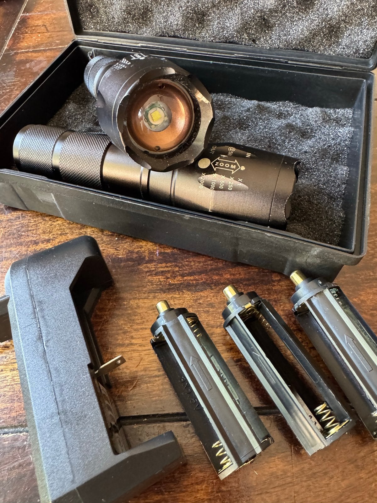 TIGIOO Tactische Zaklampen Set - 2 Stuks met Oplader, Ophalen of Verzenden, Zo goed als nieuw, Accu