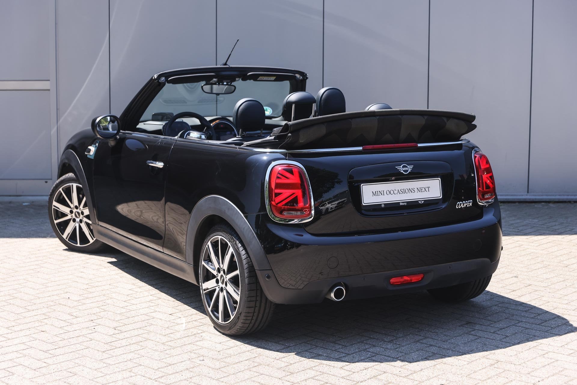 MINI Cabrio Cooper Automaat / Achteruitrijcamera / Comfortst, 136 pk, Gebruikt, 4 stoelen, Zwart