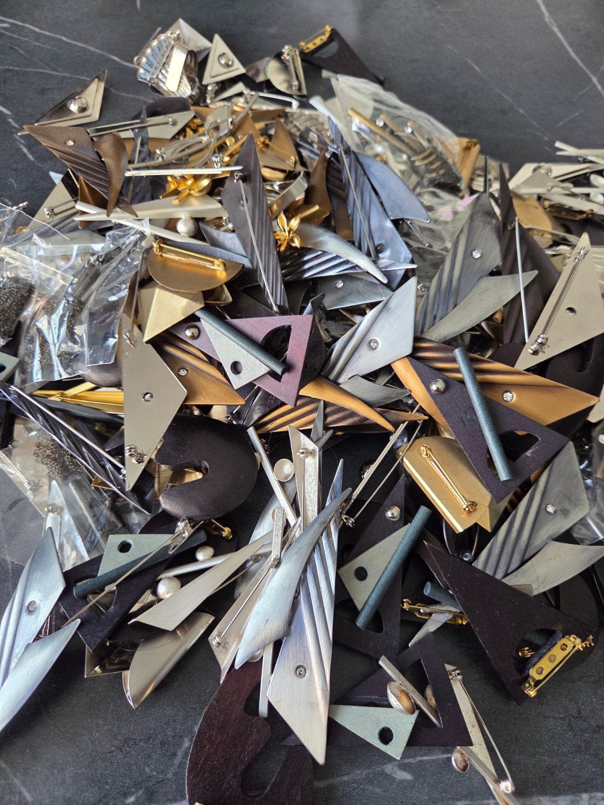 partij broches 190 stuks, Ophalen of Verzenden, Zo goed als nieuw, Overige kleuren, Overige materialen