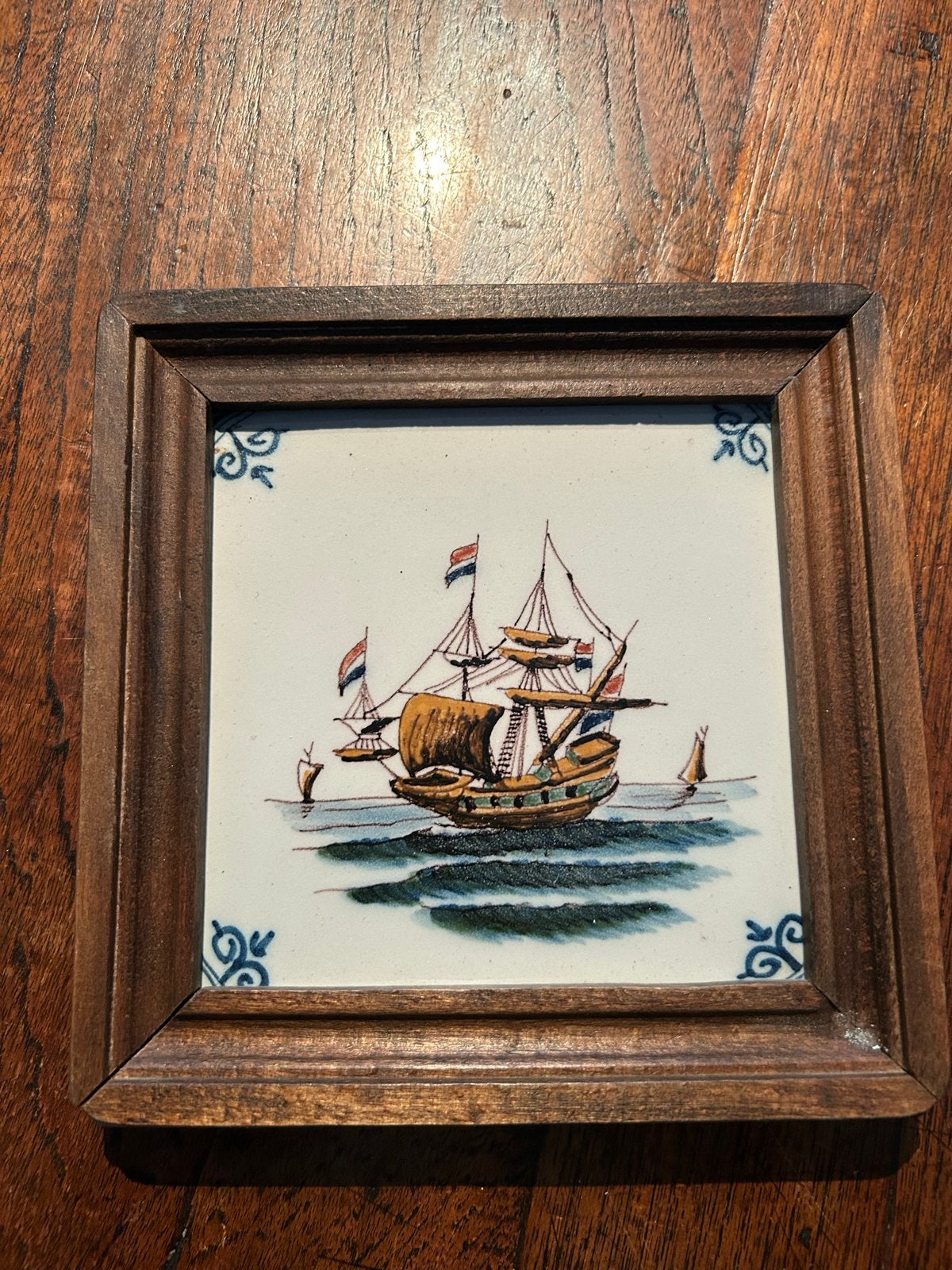 Antieke Makkum Tegel met Zeilschip in Houten Lijst, Antiek en Kunst, Ophalen of Verzenden
