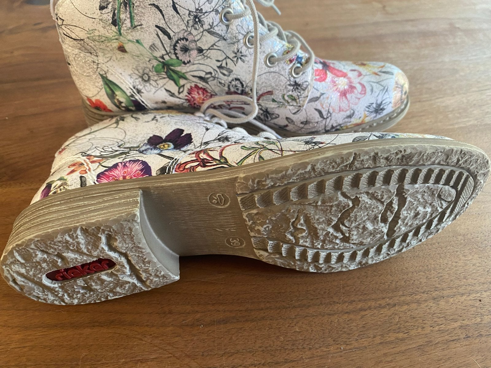 Rieker schoenen maat 39 met bloemen, zo goed als nieuw, Schoenen met lage hakken, Overige kleuren, Ophalen of Verzenden, Zo goed als nieuw