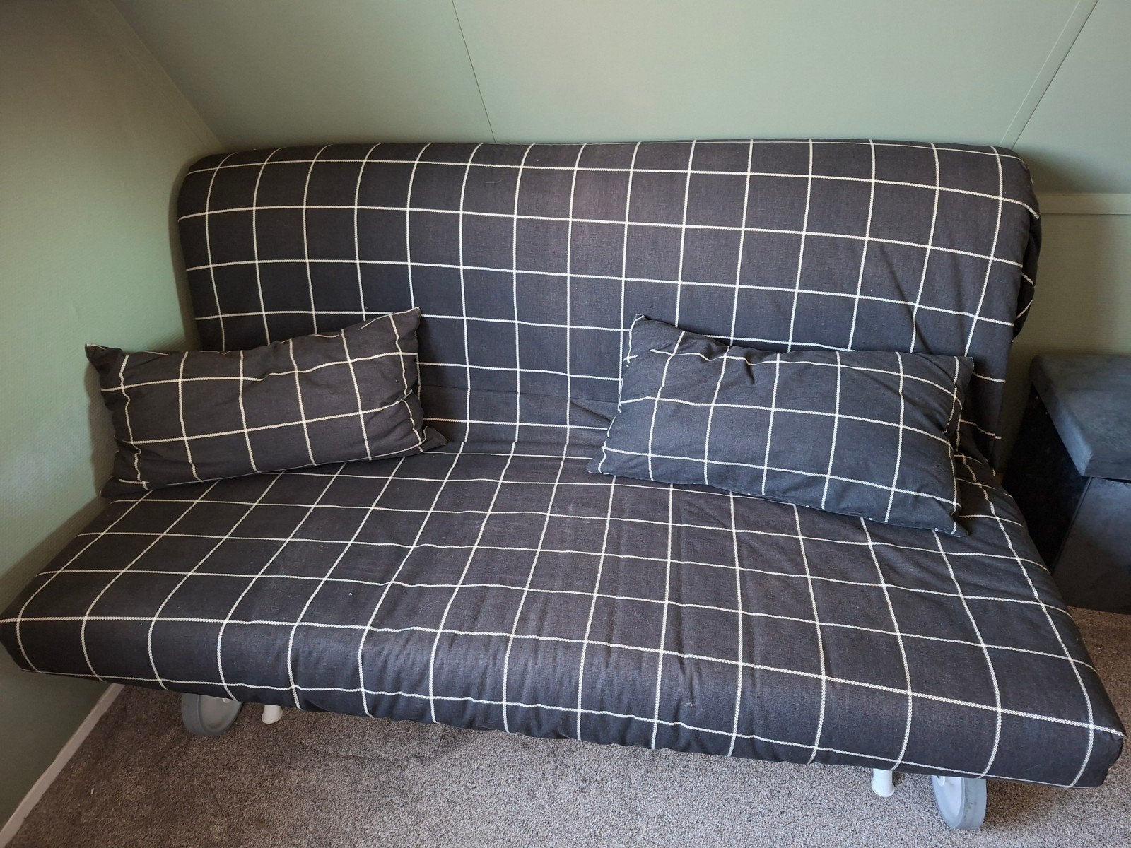 nette slaapbank met goede bodem en matras 200cm x 165cm, Ophalen, Zwart, Tweepersoons, Zo goed als nieuw
