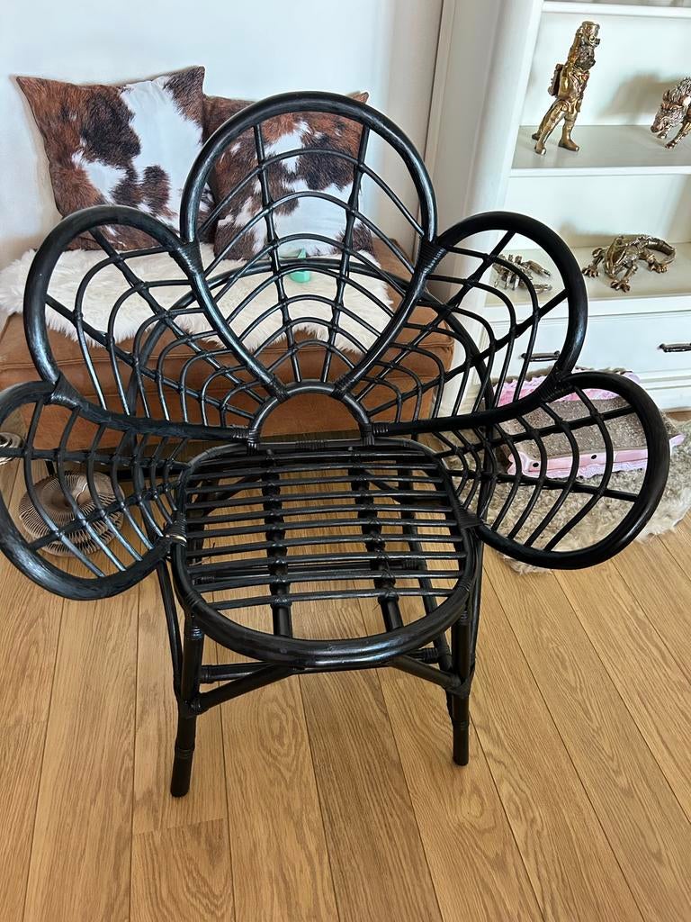 Zwarte rotan bloemstoel - Uniek design, Zwart, Riet of Rotan, Ophalen of Verzenden, Zo goed als nieuw