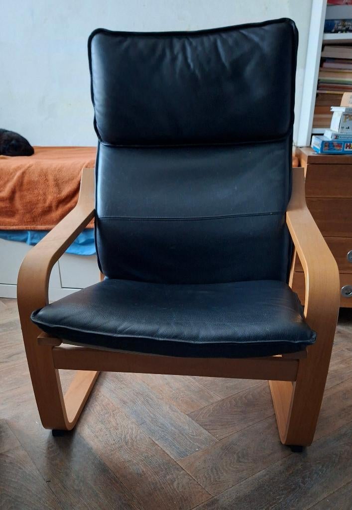 Ikea Poang stoel, fauteuil, houten frame, zwart leren kussen, Huis en Inrichting, Fauteuils, Ophalen, Minder dan 75 cm, Zo goed als nieuw