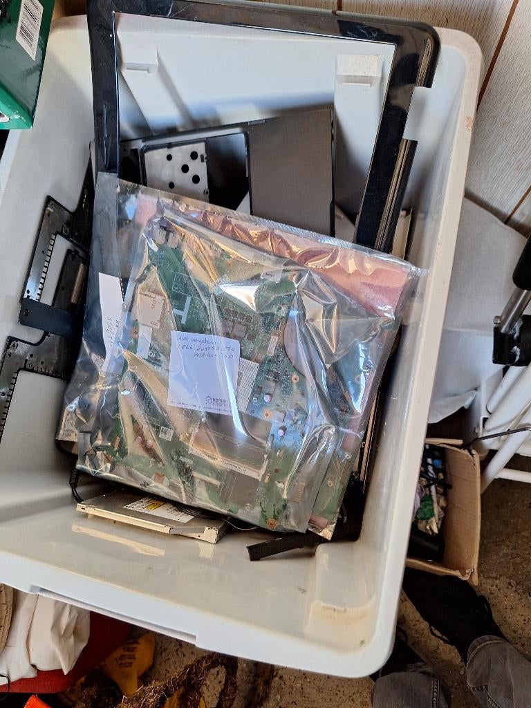 Dell Laptops onderdelen, Computers en Software, Windows Laptops, Ophalen, Gebruikt, HDD, 15 inch