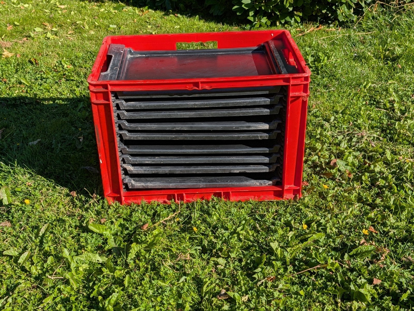Rood sorteerkrat met acht zwarte dienbladen, Doe-het-zelf en Verbouw, Kratten en Dozen, Gebruikt, 40 tot 60 cm, 50 tot 75 cm, Ophalen of Verzenden