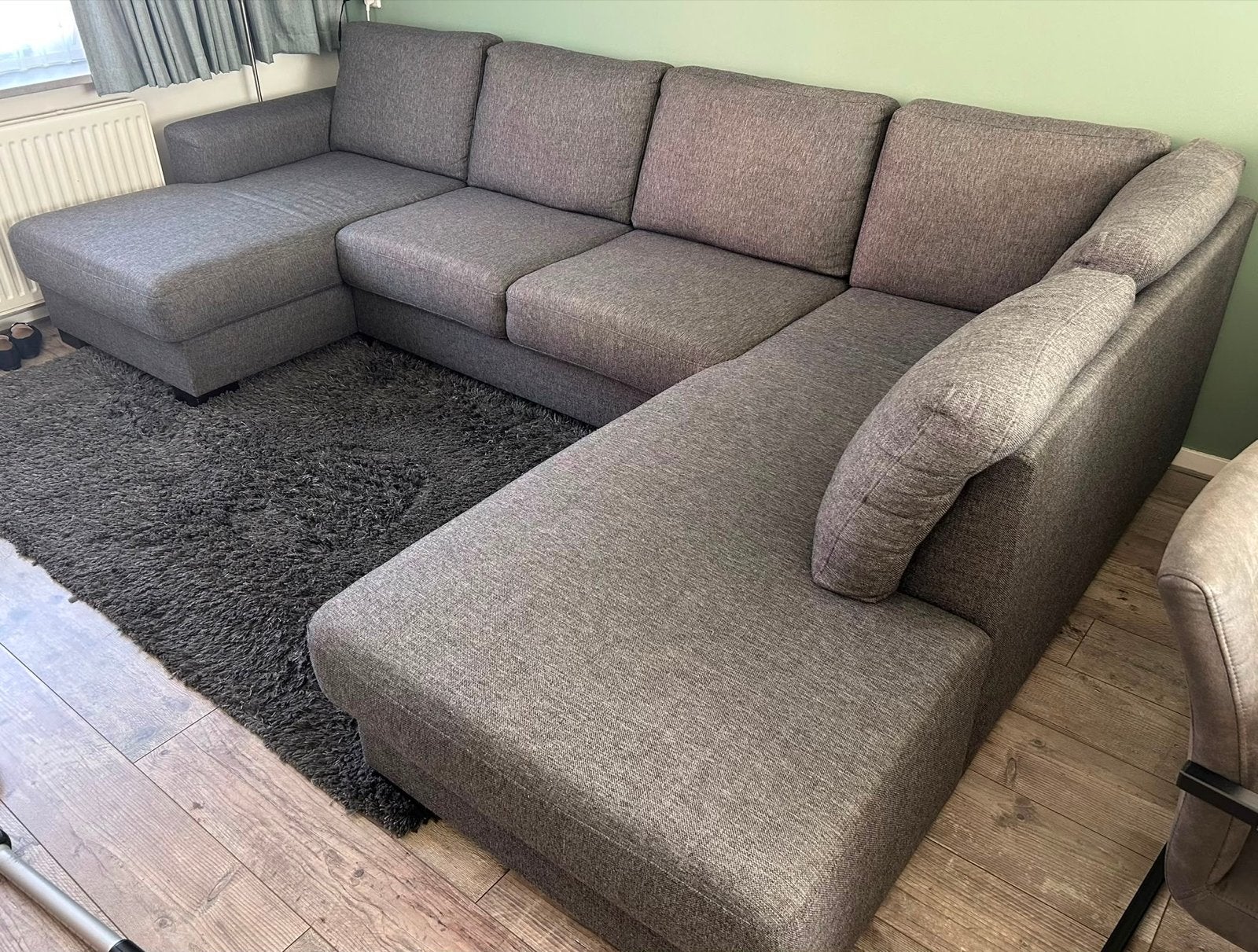 Grijze hoekbank met lichte vlek, verder nette staat, Huis en Inrichting, Banken | Bankstellen, Ophalen, Gebruikt, 100 tot 125 cm