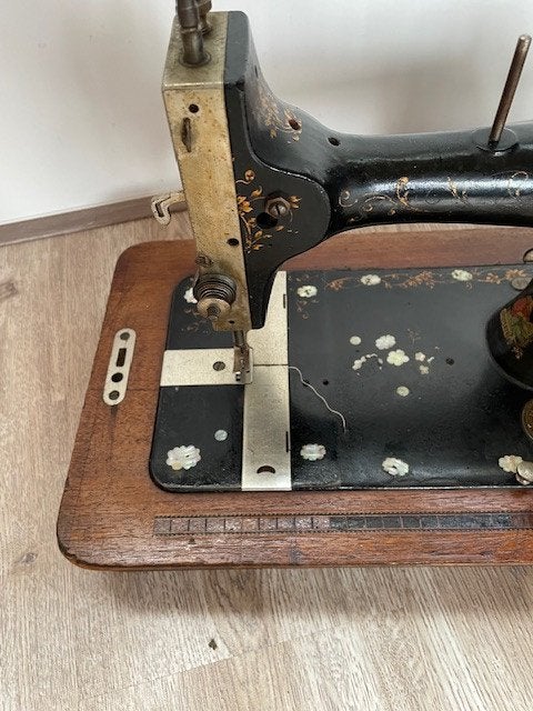 Naaimachine antiek Victoria, Ophalen