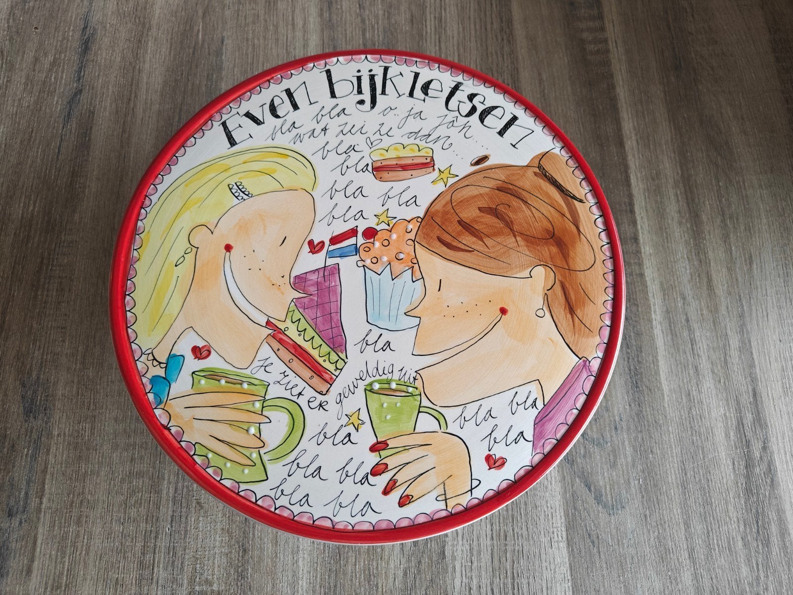 Blond Amsterdam Taart Plateau 'Even Bijkletsen'  ⌀31 cm, Ophalen of Verzenden, Nieuw, Aardewerk, Schaal of Schalen