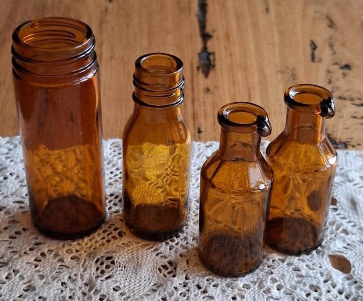 4 Vintage bruine glazen apothekers flesjes , 2 met tuitje, Antiek en Kunst, Ophalen of Verzenden