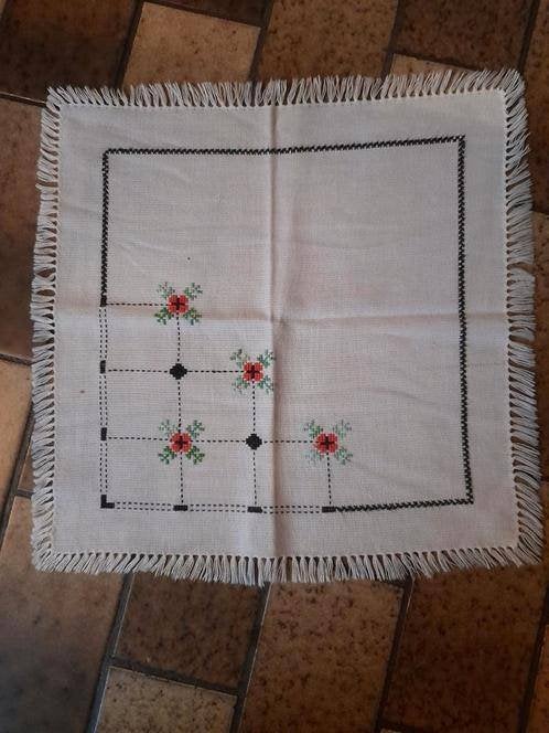 tafel kleedje geborduurd, Overige materialen, Vierkant, Ophalen of Verzenden, Zo goed als nieuw