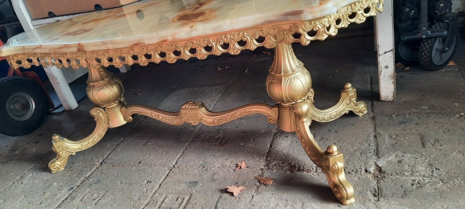 Antieke salontafel met marmeren blad en gouden onderstel, Ophalen