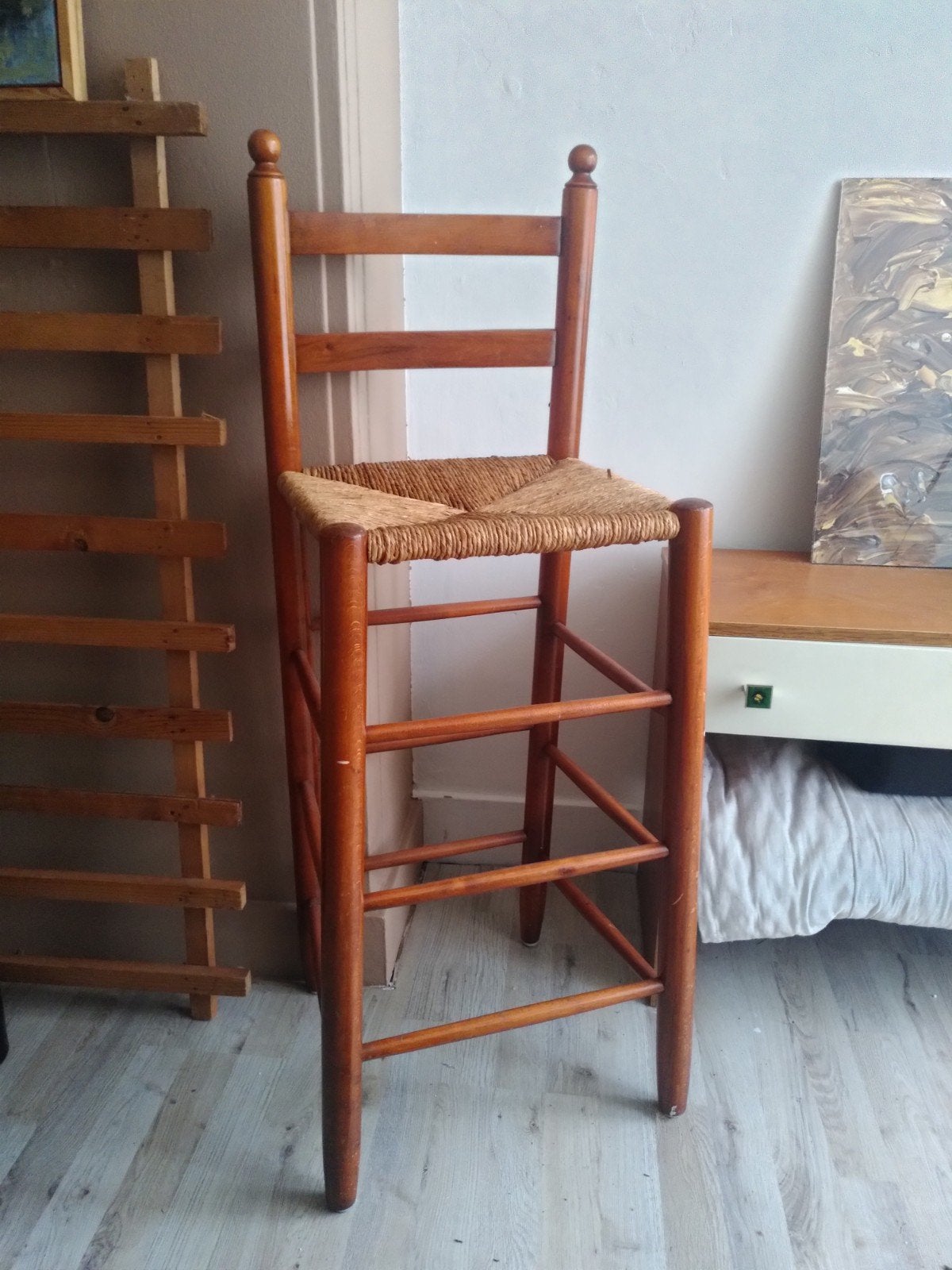 Hoge rieten stoel / barkruk van hout en riet, Huis en Inrichting, Ophalen, Gebruikt, Hout, 90 cm of meer
