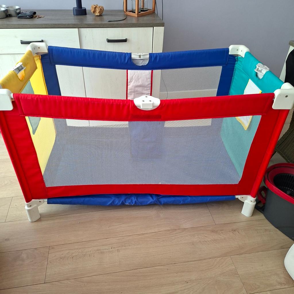 Kleurrijke Reisbox/Campingbedje met Matras, Ophalen of Verzenden, Gebruikt, Rechthoekig