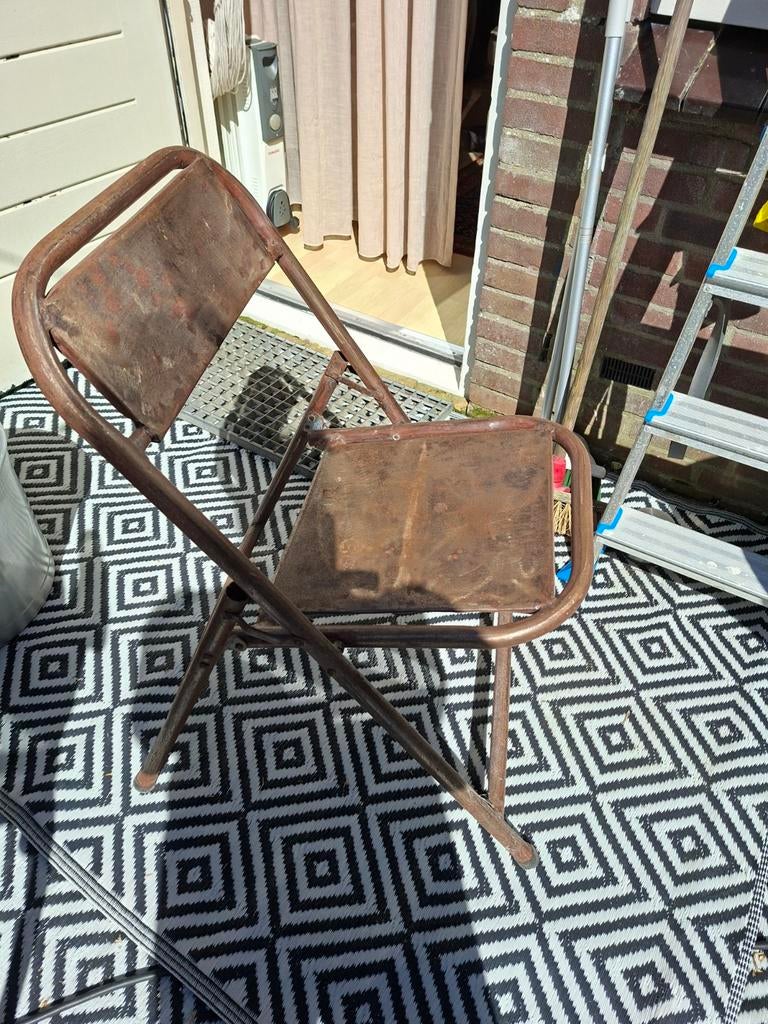 Zeer oude industriële metalen klapstoel, Antiek en Kunst, Antiek | Meubels | Stoelen en Banken, Ophalen
