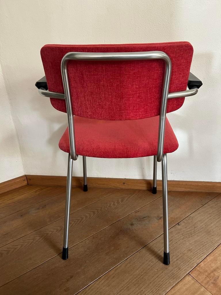 Gispen 1235 stoel - Vintage design met rode stoffen bekledin, Huis en Inrichting, Stoelen, Gebruikt, Ophalen of Verzenden, Metaal