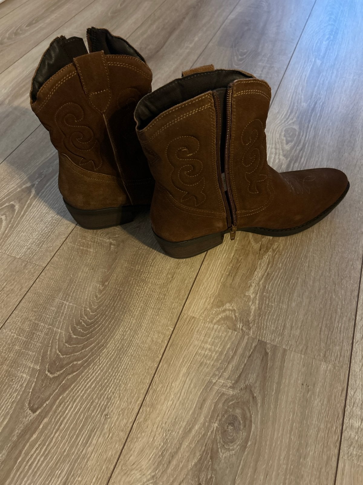 Bruine suède cowboylaarzen - Zo goed als nieuw, Kleding | Dames, Ophalen of Verzenden, Zo goed als nieuw, Bruin, Lage of Enkellaarzen