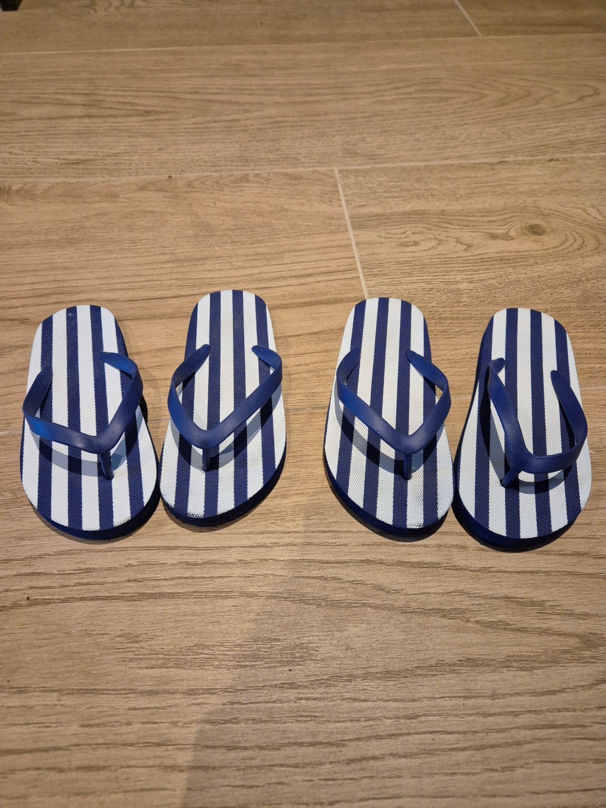 2 paar Hema slippers, blauw/wit gestreept, maat 28/29, Ophalen of Verzenden