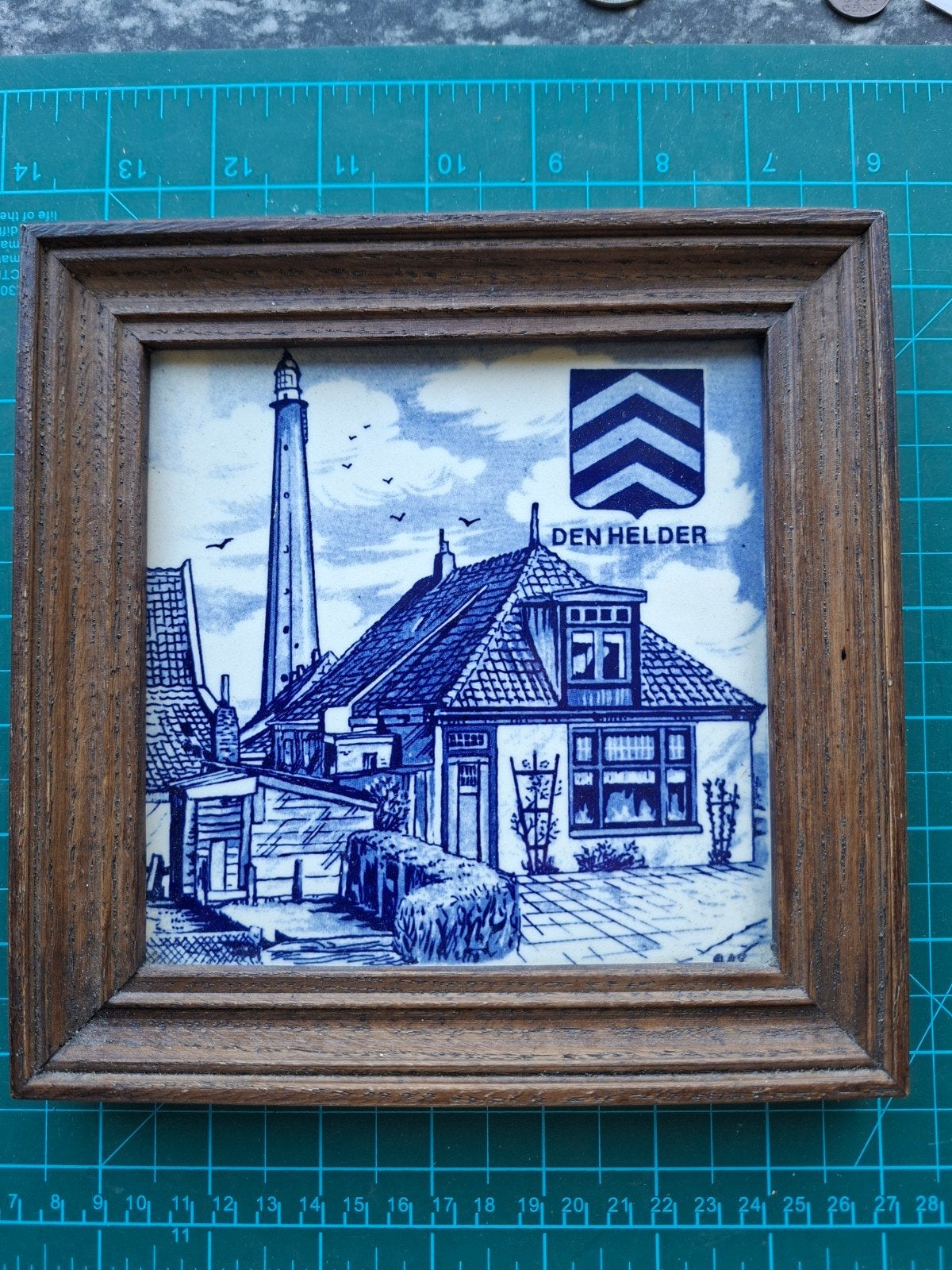 tegeltje in lijst Den Helder Vuurtoren en gemeente wapen., Verzamelen, Ophalen of Verzenden, Gebruikt