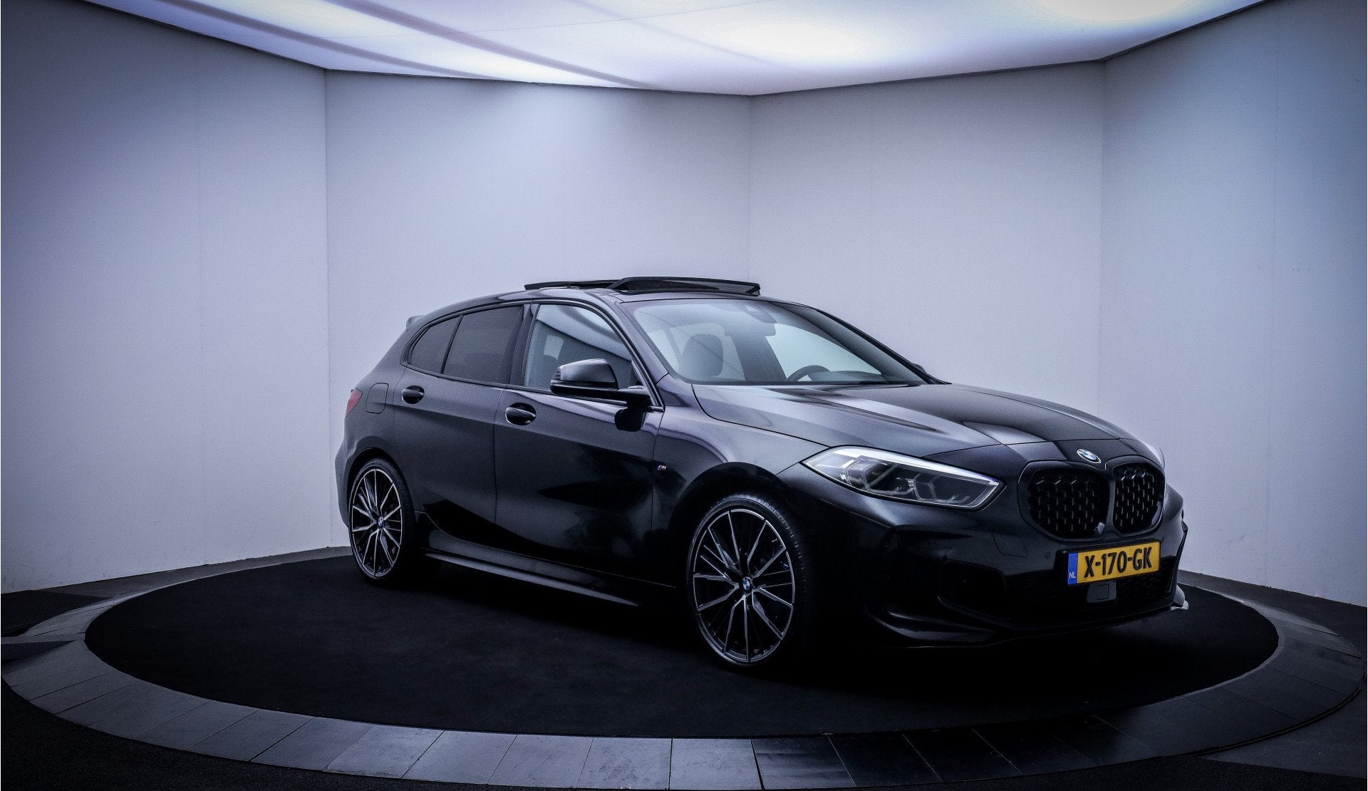 BMW 1-serie M135i xDrive HIGH Executive Edition PANO | HARMA, Auto's, BMW, 1998 cc, Gebruikt, Zwart, 4 cilinders