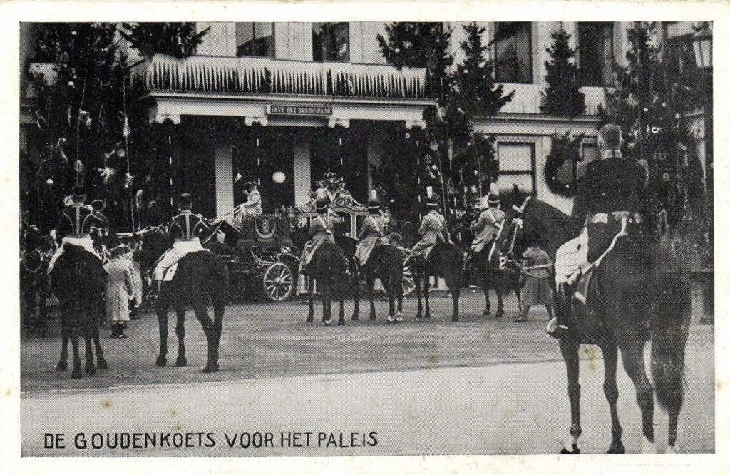 De Gouden Koets voor het Paleis - s-Gravenhage - ongelopen, Ophalen of Verzenden, 1920 tot 1940, Ongelopen, Zuid-Holland