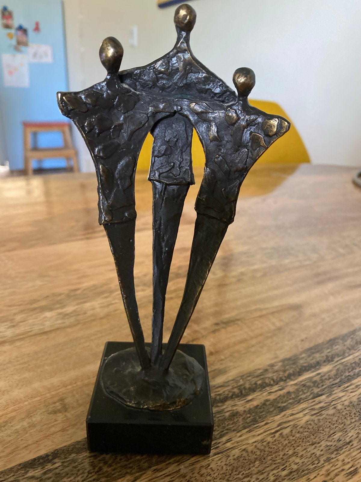 Bronzen sculptuur 'Drie Figuren' op marmeren sokkel, Groep mensen, Minder dan 20 cm, Ophalen of Verzenden, Beeld
