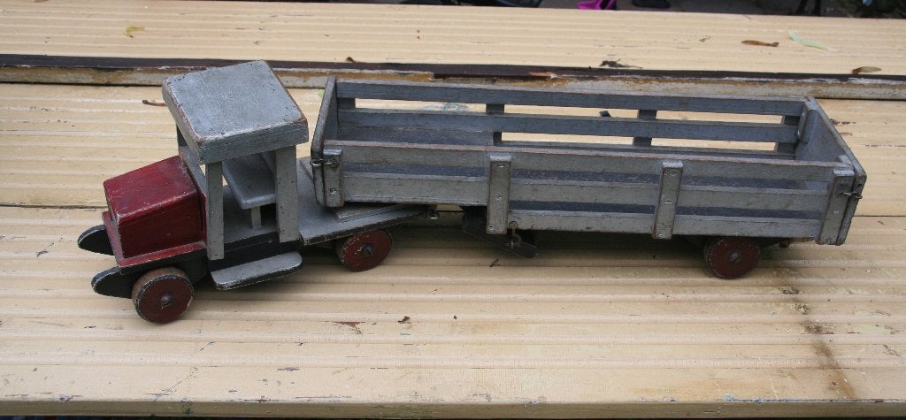 Oude houten trekker met oplegger, Ophalen