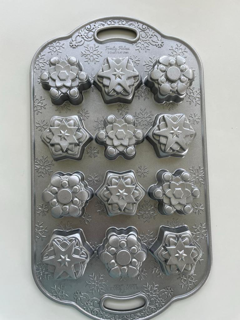 Nordic Ware Frosty Flakes Cakelet Pan - Nieuwstaat, Ophalen of Verzenden, Zo goed als nieuw