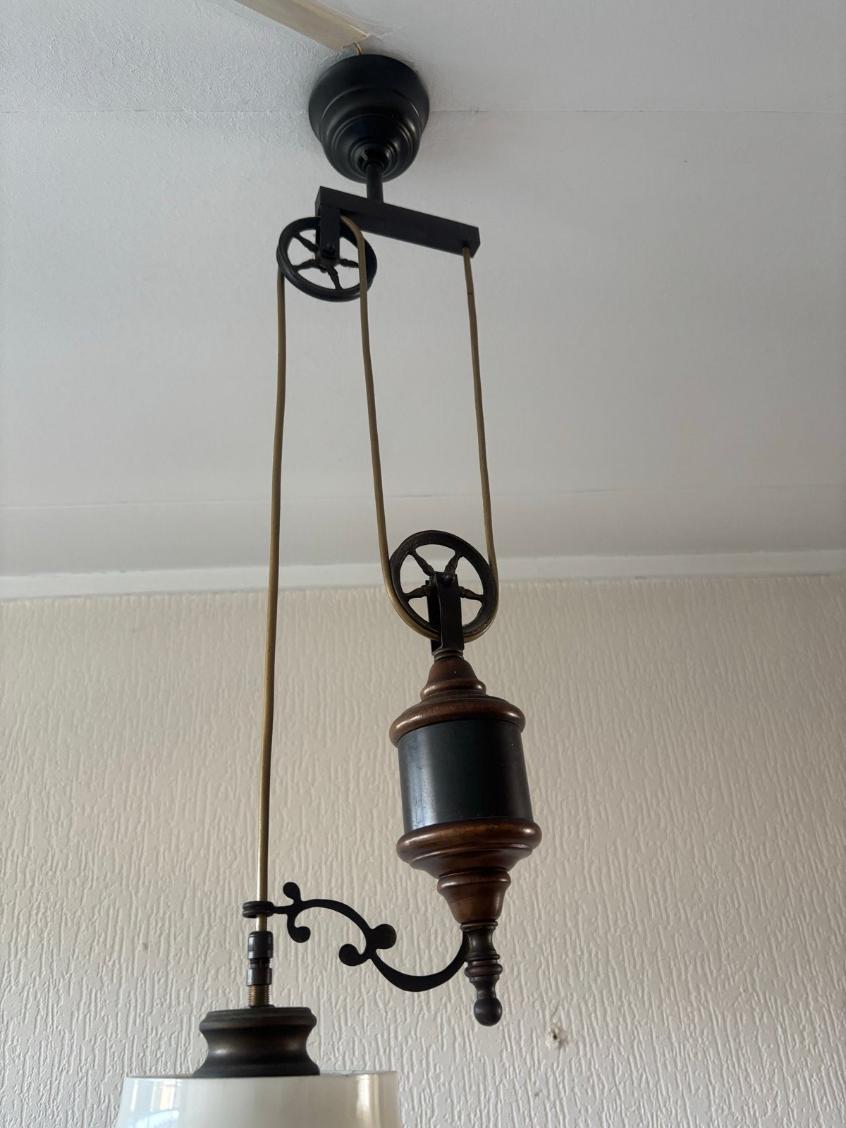 Vintage Katrol Hanglamp met Houten en Metalen Details, Huis en Inrichting, Ophalen, Gebruikt, Hout, E27 (groot)