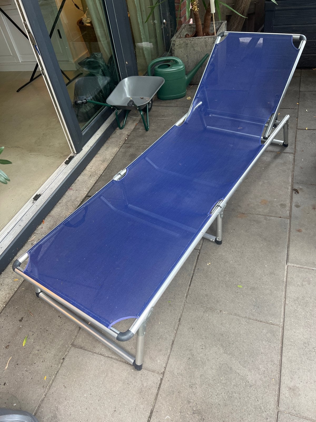 Blauwe opvouwbare ligstoel / strandstoel, Tuin en Terras, Ligbedden, Ophalen, Gebruikt, Aluminium, Inklapbaar