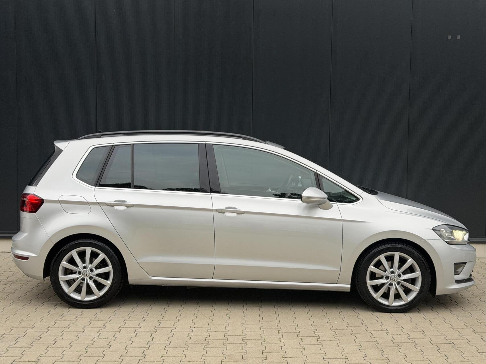 Volkswagen Golf Sportsvan 1.4 TSI Highline Pano PDC Trekhaak, Auto's, Alcantara, Golf Sportsvan, Bedrijf, 19 km/l