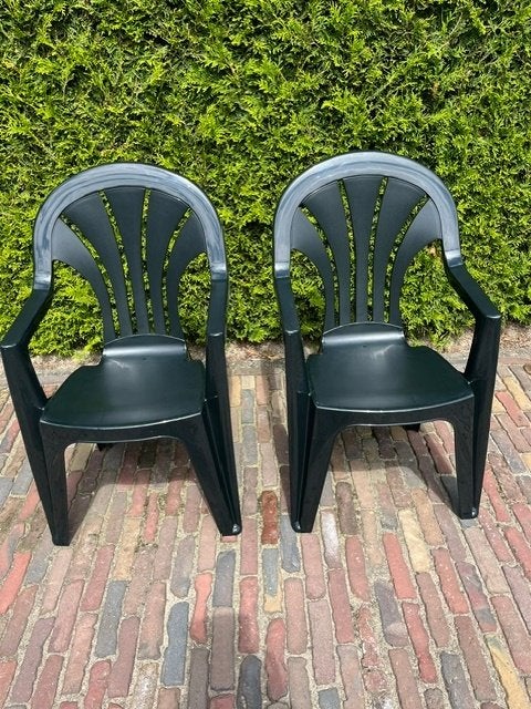 2 groene kunststof tuinstoelen, Tuin en Terras, Ophalen, Zo goed als nieuw, Kunststof, Stapelbaar