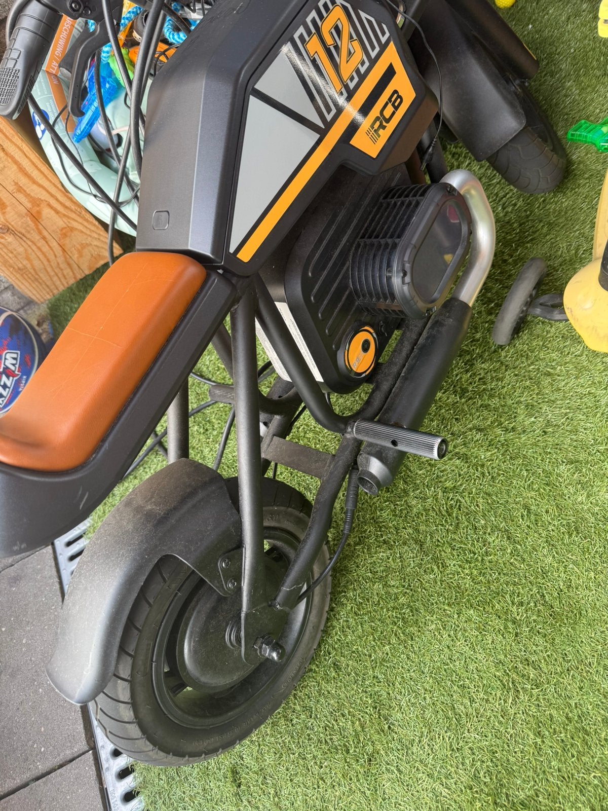 Kinder elektrische motor, Zo goed als nieuw