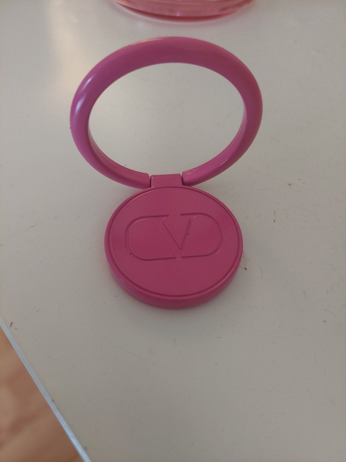 Roze telefoonringhouder met Valentino-logo, Ophalen