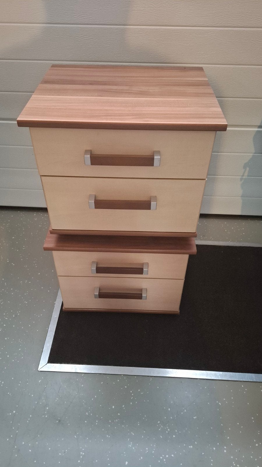 twee nachtkastjes op wieltjes met 2 lades zie omschrijving, Ophalen, Zo goed als nieuw, 45 tot 65 cm, Minder dan 55 cm