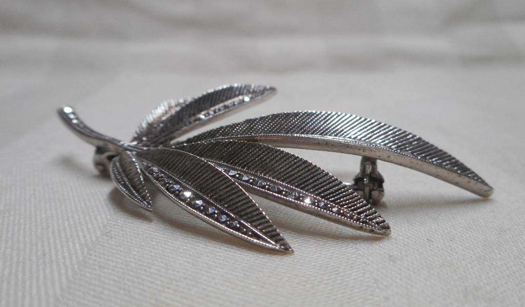 Zilveren royale vintage broche blad met markasiet nr.1678, 4 tot 7 cm, Verzenden, Zo goed als nieuw, Zilver