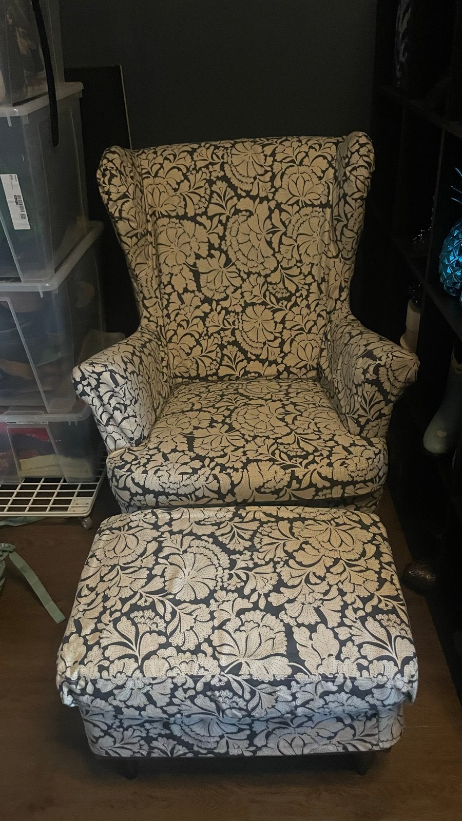 IKEA STRANDMON Oorfauteuil met Voetenbank - Ribersborg, Huis en Inrichting, Ophalen, Zo goed als nieuw, Stof, 75 tot 100 cm