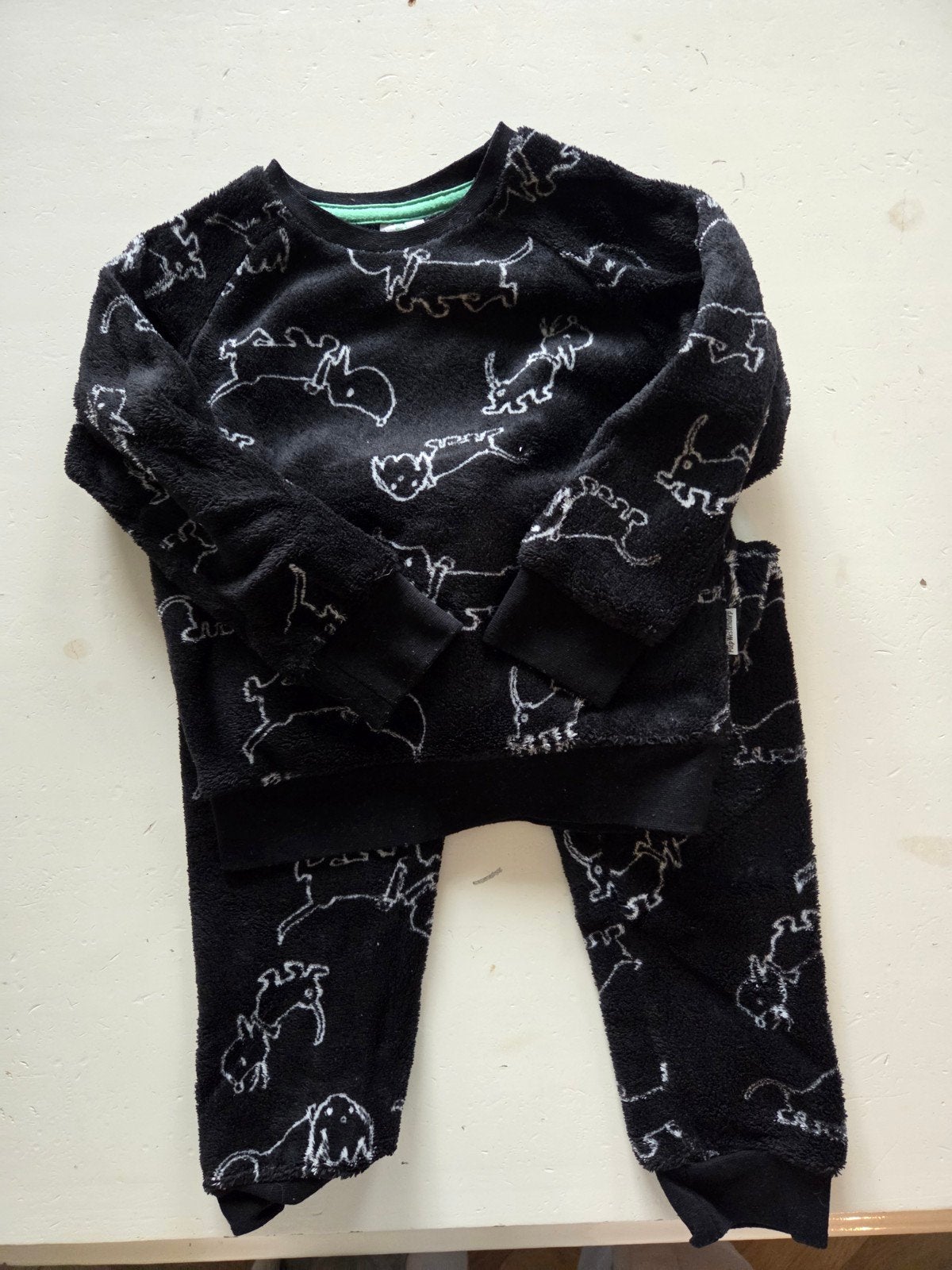 Zwart fleece pakje maat 98/104 met hondenprint takkie, Ophalen, Zo goed als nieuw, Jongen of Meisje, Setje