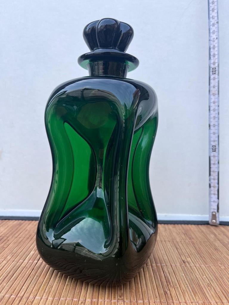 Groene glazen fles met stop, Ophalen