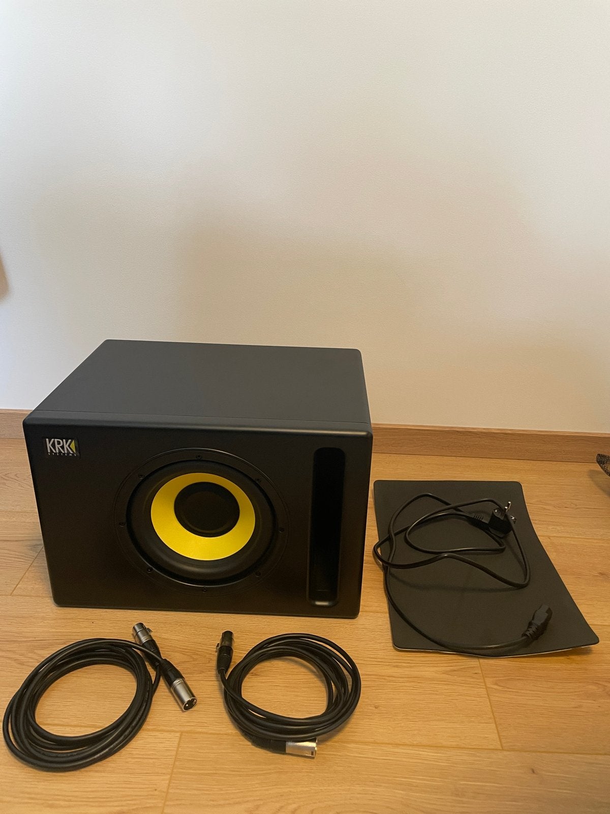 KRK S8.4 Subwoofer -  NIEUW met kabels, Ophalen, Inclusief kabels, Zo goed als nieuw, KRK