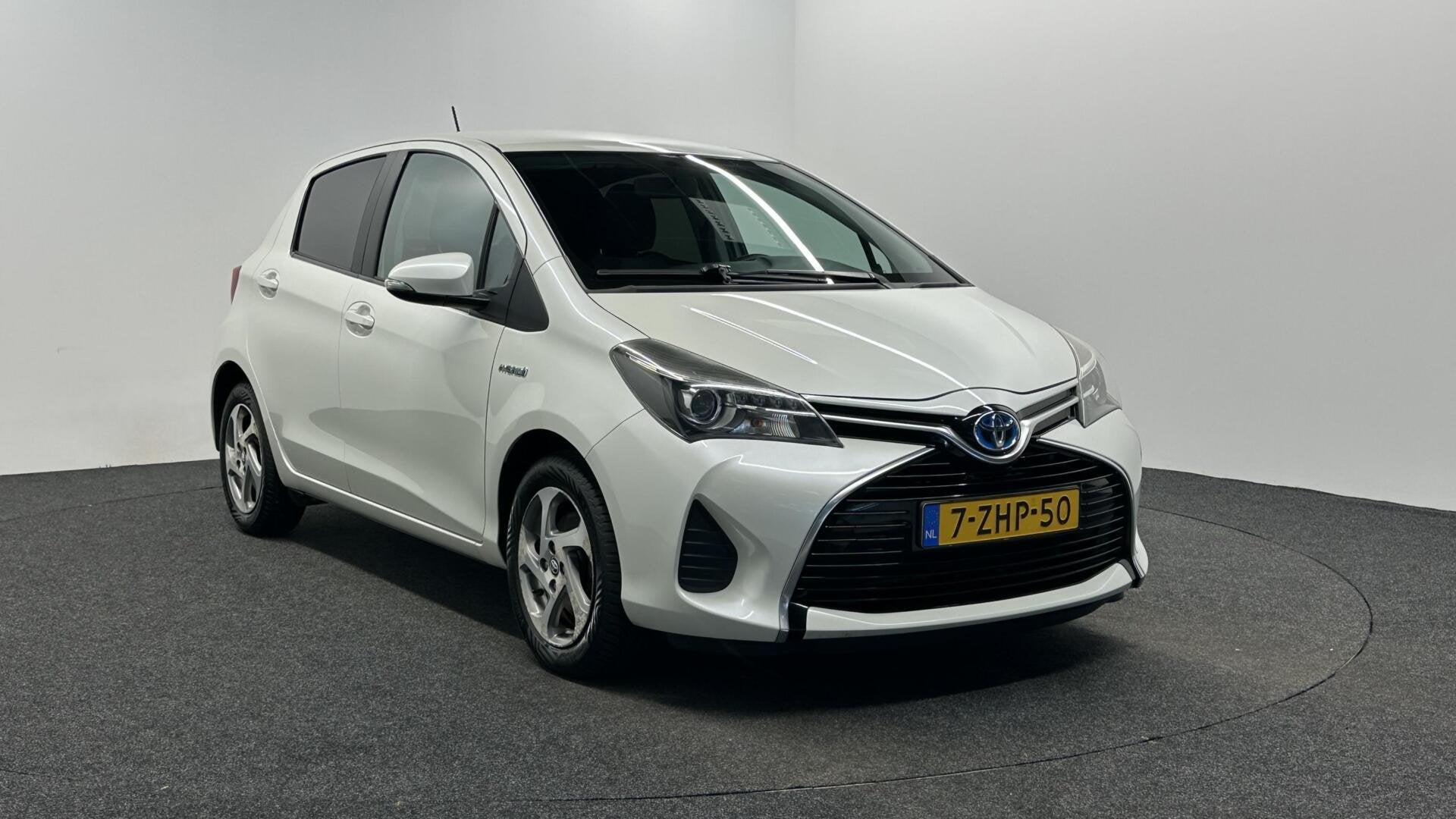 Toyota Yaris 1.5 Hybrid Aspiration CAMERA CRUISE ECC LM., Auto's, Gebruikt, Euro 6, 4 cilinders, Met garantie (alle)