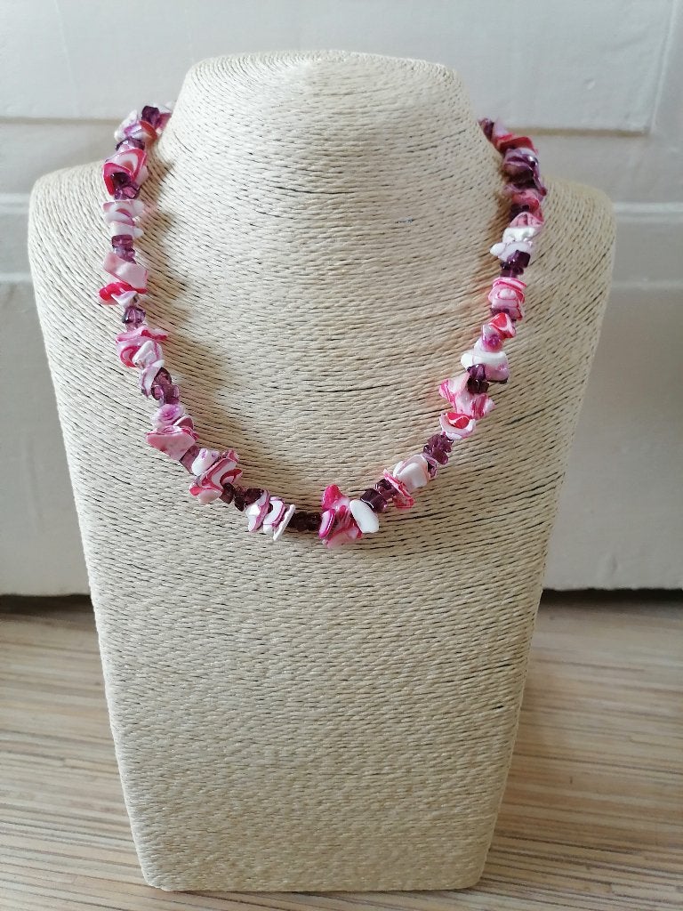 Nieuwe zelfgemaakte schelpenketting roze/paars, Sieraden, Tassen en Uiterlijk, Ophalen of Verzenden, Nieuw, Roze, Steen of Mineraal